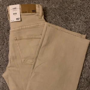 Beiga vida jeans - Säljer dessa eftersom jag köpte fel storlek. Lapparna sitter kvar och är endast provade. Innerbenslängden är ca 66 cm. Gratis frakt! Skriv privat för frågor eller intresse 💖