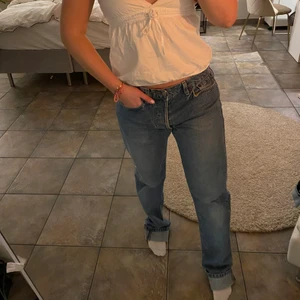 Jeans vintage  - Säljer jätte fina vintage jeans från Crocker, fin lågmidjad/mid waist passform beroende på hur man vill att de ska sitta och långa i benen. Säljer pågrund av att det är för långa för mig🤍Midjemått: 86cm Innebenslängd: 89cm (har vikt upp jeansen på bilden, men de är inte så)❤️‍🔥❤️‍🔥