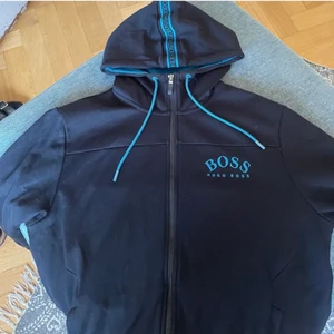 Hugo boss ziphood - Hugo boss ziphoodie. Inte jätte bra bilder. Bra skick, använd 2-3 gånger. 350 kr inclusive frakt.