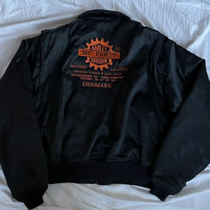 Harley Davidson jacka - Snygg Harley Davidson jacka for the cool kidz. Tjockt material. Köpt från vintagebutik i Danmark för några år sedan, använd en gång. Storlek: L-XL
