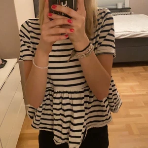 Randig tröja men volang - Jätte fin tröja från zara med vilans i jättebra skick! Säljer då jag känner att jag inte får så mycket användning för den längre! Köparen står för frakt🙌🏼