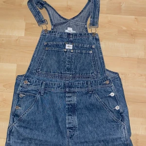 Calvin Klein Overall - Extremt fina Calvin Klein overalls🍓🍄 i gott skick men slitage finns (se sista bilden). Stl. LARGE, passar oversized på mig som är S. Pm gärna vid frågor! 🍓