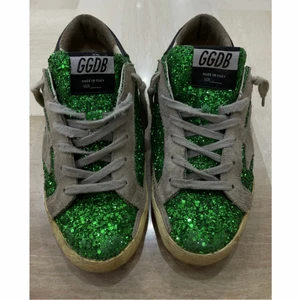 Golden goose - Hej, säljer mina golden goose! Limited edition! Stolek 36, as balla men kommer ej till användning ❤️