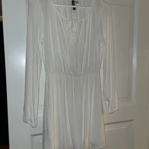 Klänning från H&M  - Vit jättefin klänning från H&M i fint skick, kommer tyvärr ej till användning då den blivit för stor. 😀