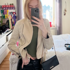 Jacka  - Kortare jacka i mocka imitation från zara, endast använd under förra våren!💞