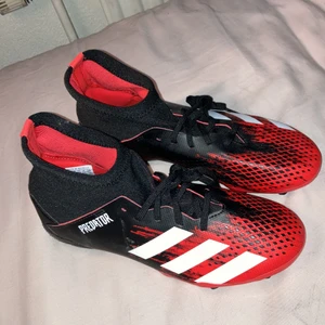 Adidas skor - Ett par helt oanvända (bara testade) fotbollsskor i storlek 38. Jag köpte dem för 1200 och insåg snabbt att de inte var min typ av sko. Jag säljer dem nu då. Man ser på bilderna att dem är oanvända. Boxen hittar jag inte men om jag ska frakta kan jag skicka i en annan sko box. Dem är mycket bra om man inte har breda fötter. Rekomenderar strakt många vänner har denna modell. Pris för frakt tar vi privat.