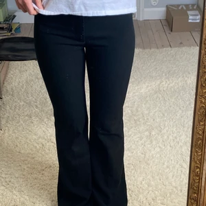 Kostymbyxor - Kostymbyxor från zara i storlek S. Så snygga!!! Medelhög midja och går ner till marken på mig som är 172. Säljer då jag har andra o ej använder dessa:)