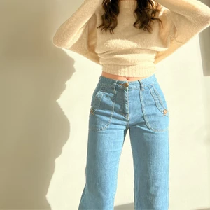 Lowwaist utsvängda jeans vintage  - Trendiga lowwaist byxor med lätt bootcut, bra kvalité och super bekväma! Passar en 36!💙 kan mäta innebenslängd och midjemått vid begäran.