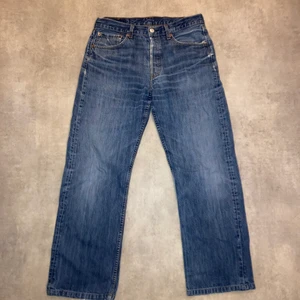 Vintage Levis jeans 501 -  Blå vintage Levis jeans  i storlek 33-36 men sitter mindre