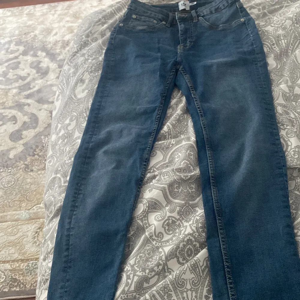 Blåa strechtiga jeans  använd en gång bara . Jeans & Byxor.