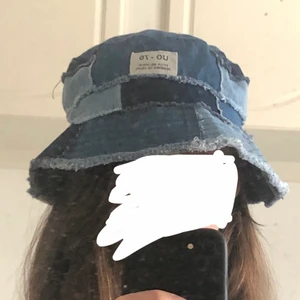 Buckethat från Urban Outfitters - Snygg buckethat från Urban Outfitters i jeans. Skriv för fler bilder! Köparen står för frakt. Kan mötas i Stockholm!:)