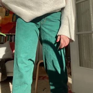Mörkgröna jeans - Skitsnygga gröna jeans från oilily, nyskick! Säljer för de är lite för små på mig. Färgen är som på den sista bilden💚 De är högmidjade och har midjemåttet 68 cm, passar mig i längden som är 1.80! 💗