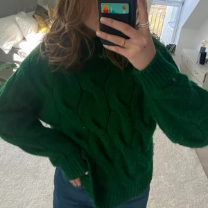 STICKAD TRÖJA - Säljer denna stickade skogsgröna tröja ifrån h&m då den dessvärre inte kommer till någon användning längre. I nyskick och använd cirka 2 gånger. Lite stor på mig som är 161cm lång och vanligtvis bär storlek xs/s🤍⚡️