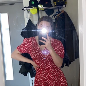 Blommig sommarklänning - Blommig sommarklänning säljes, använd max vid 2 tillfällen. I nyskick! 