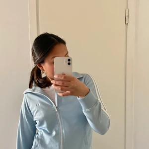 Fred Perry kofta - Fred Perry kofta i ljusblå, nästan aldrig använd. Super bra skick