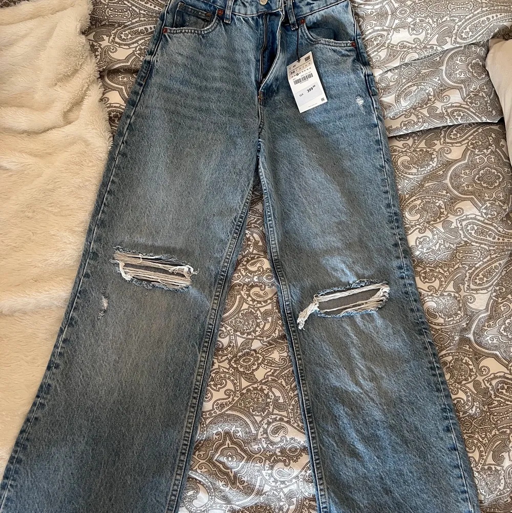 Helt oanvända jeans från Zara, lappen sitter kvar. Modellen är med raka ben och hål vid knäna💞kan skickas.  Storlek: 36/S. Jeans & Byxor.