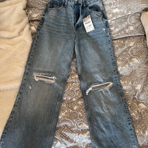 Zara straight jeans - Helt oanvända jeans från Zara, lappen sitter kvar. Modellen är med raka ben och hål vid knäna💞kan skickas.  Storlek: 36/S