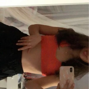 Orange topp - Säljer mina orangea topp från pull&bear då jag insåg hur kort den var förrän jag beställt hem den🌟🌟🌟