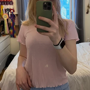 T-shirt  - Rosa söt T-shirt från lager 157, super fina volanger vid armarna och magen!💞 