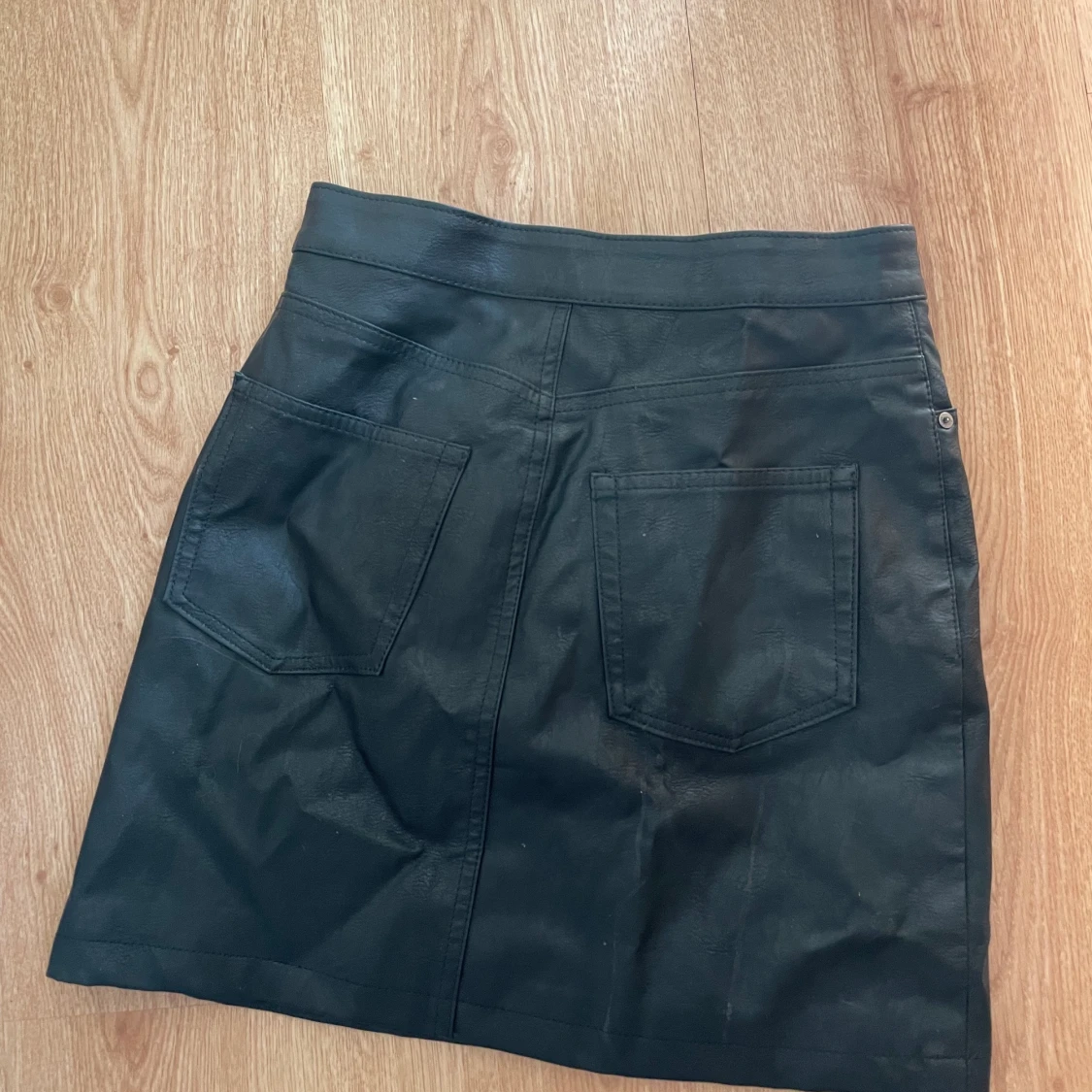 Svart läderkjol från H&M - 90