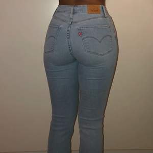 Intressekollar på dessa High rise BOOTCUT jeans från levis🤎