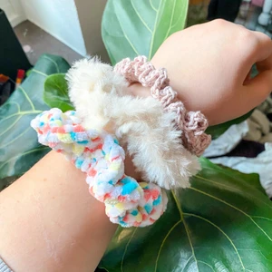 Virkade scrunchies - Superfina och mjuka virkade scrunchies! Jag gör egna scrunchies av olika sorters garn, och alla är så fina😍 Passar lika bra som accessoar på handleden som att sätta upp håret med🥰 Jag har jättemånga färger av alla tre sorterna, så om du är intresserad så skickar jag mer en gärna bilder på alla färger! Jag gör dem när du beställer och kommer skicka dem oftast inom 2-3 dagar!🍭 Köp en för 60:- och två för 110:-💕