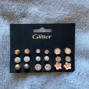 Jätte söta örhängen från Glitter❤️. Har inte kommit till användning och de är helt oanvända :)