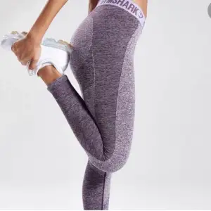 Träningstights från gymshark i nyskick! Knappt använda 🌟 Storlek Xs men väldigt stretchiga så skulle säga att dom passar allt från xs-m, även flexibla i längden 🤪🤩🤩