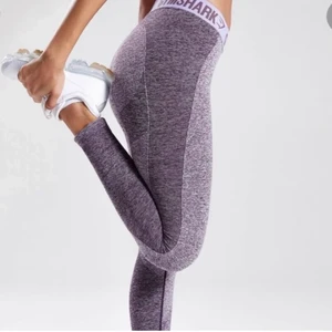 Gymshark träningstights  - Träningstights från gymshark i nyskick! Knappt använda 🌟 Storlek Xs men väldigt stretchiga så skulle säga att dom passar allt från xs-m, även flexibla i längden 🤪🤩🤩