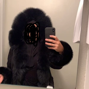 Fatima Parka jacka - Älskar denna jacka, en av dem bästa jag haft! Kan tyvärr inte ha kvar den då jag behöver pengarna. Mysig varm och tagit hand om den väl. Storlek M men passar S/M då jag själv är S men kan bära ordentliga kläder under. Hör av er vid flera frågor.