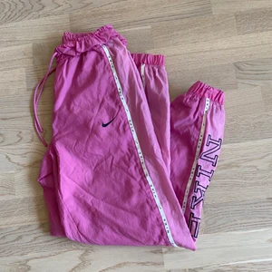 Byxor / Trackpants Nike Rosa XS  - Snygga byxor från Nike i strl XS i 90-tals stil 💞 Möts upp i Stockholm eller så står köparen för frakt 