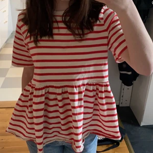 Randig volangtröja strl S - Säljer nu min älskade randiga volangtröja från Zara. Har inte riktigt kommit till användning på grund av att det inte riktigt är min stil. Köparen står för frakten. 💕💕