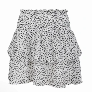 Chelsea kjol - Säljer denna vita volang kjol med prickar ifrån Chelsea i storlek small💓 superfint skick, nästan ny👌