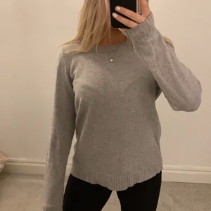 Stickad tröja från Vila - Stickad tröja från Vila, jättegullig med en V öppning i ryggen med en roset, storlek XS. Säljer pga kommer inte till användning 