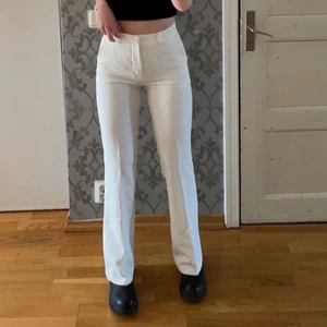 Kostymbyxor Bikbok - Säljer mina Vilma kostymbyxor från Bikbok, som använts fåtal gånger och är slutsålda på sidan. Säljer då de är lite för korta för mig, är 182. Är storlek 38 men passar även för mig som vanligtvis har 36. Dm för fler bilder, pris kan diskuteras      (Första bilden är lånad)