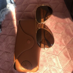 Ray•ban solglasögon  - Jättefina solglasögon typ oldshcool men dom är ganska fina faktiskt 