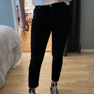 Svarta Manchesterbyxor  - Svarta Manchesterbyxor från monki. Hög midja och lite kortare benlängd.