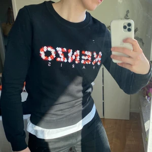 Kenzo Paris Tröja  - Svart Kenzo tröja med floral text. Använd fåtal gånger, som nyskick.