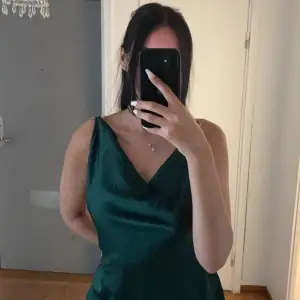 Hej! Jag säljer min gröna klänning ifrån Prettylittlethings som jag köpt för ett par år sedan. Klänningen har ALDRIG blivit till användning då den är för stor för mig och lite för kort då jag är 1.78 cm lång. Den är i mycket bra skick och är i storleken 42. 
