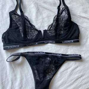 Säljer detta set från Lounge Underwear med anledning av att de ej kommer till användning. Använda endast en gång. Storleken på bh-n är 85E och storleken på trosorna är strl M. Säljes endast tillsammans! Nypris är 650kr. 