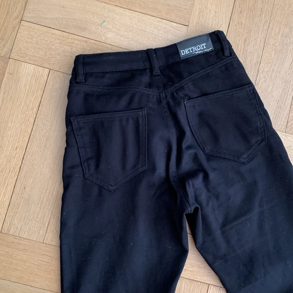 Utsvängda svarta byxor lite jeans liknande, storlek 164 🥰 Priset + Frakt 📦 . Jeans & Byxor.