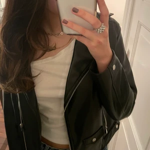 Skinnjacka  - Skinnjacka från zara. Största barn stl/ XS dam. Så fin med ascoola detaljer. Nypris 349kr säljer för 110kr❤️‍🔥