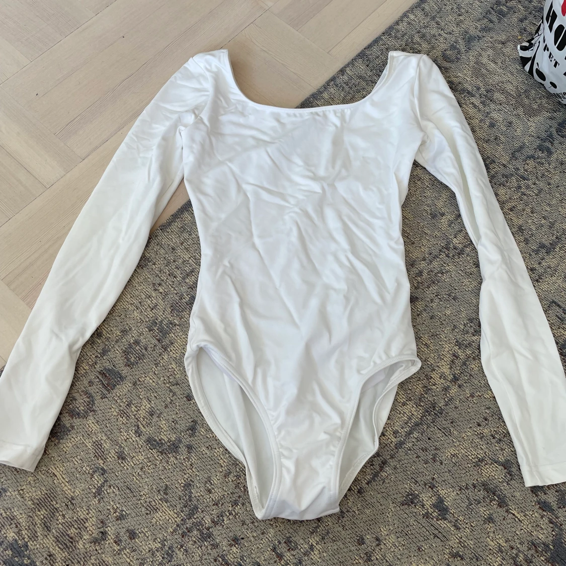 Vit bloch dans dräkt 