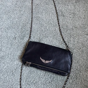 Zadig väska - Säljer min jätte fina (äkta) zadig väska köpt den på Plick inte jätte sliten bara lite dammig men det är bara att smörja in skriv privat om ni är intresserade 