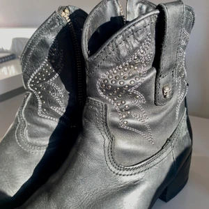 Boots 🖤 - Ett par eextremt snygga boots med detaljer (vingar och döskalle) och med en liten klack, köpt second hand. Strlk 38 passar 39 också, riktigt sköna och perfekt till outfits🙏🙏😻 