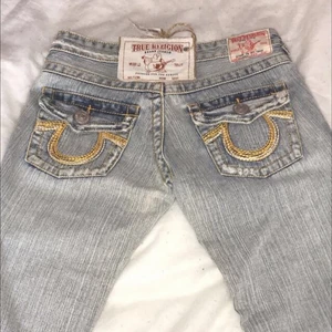 Vintage True religion Denim’s  - Lallish baxade den(skojar), har aldrig använt den för jag är en grabb. Den passar 26/27 midjan 80 alltså den är helt nya så köp och ta dens oskuld. Kan mötas varsom i Stockholm.