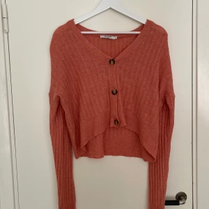 Stickad cardigan NAKD - Livfull färg till sommaren & våren! Obs den är ljusare i verkligheten. Tunn material, ganska loose, kan upplevas lite större än storlek. Älskar den med ett linne. 