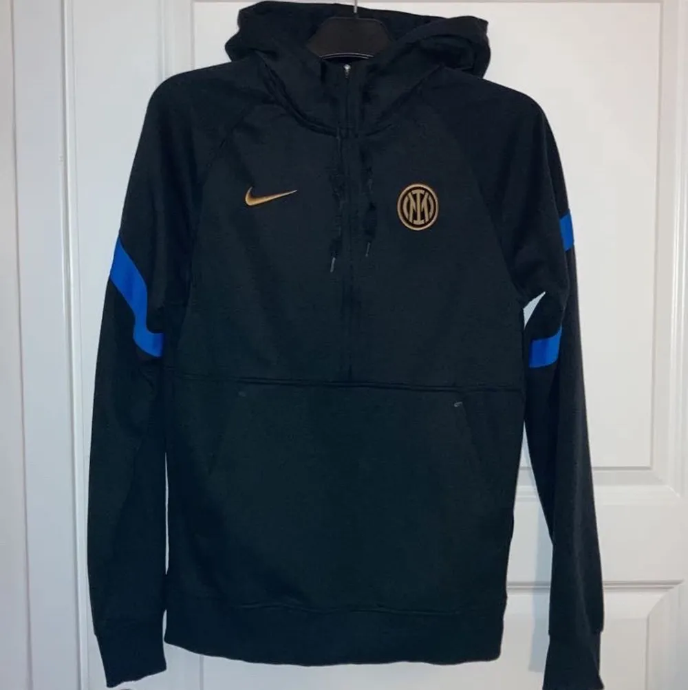 Inter Milan half zip tröja, använd Max 2 gånger och är nästan orörd, nypris 950kr säljer min för 700kr, skick 10/10, storlek S. Hoodies.