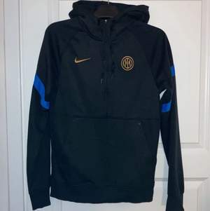 Inter Milan half zip tröja, använd Max 2 gånger och är nästan orörd, nypris 950kr säljer min för 700kr, skick 10/10, storlek S