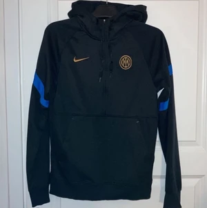 Inter tröja, storlek S - Inter Milan half zip tröja, använd Max 2 gånger och är nästan orörd, nypris 950kr säljer min för 700kr, skick 10/10, storlek S